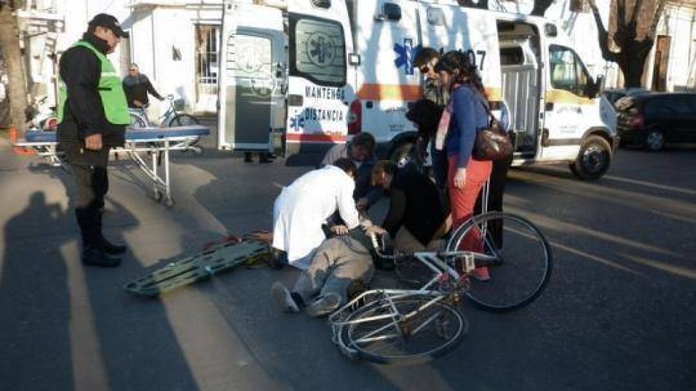 Un ciclista accidentado al chocar con un auto