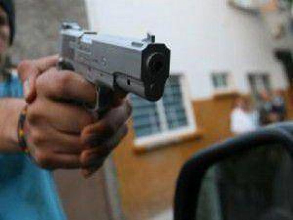 Amenazan a una mujer para robarle la cartera