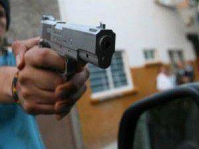 Amenazan a una mujer para robarle la cartera