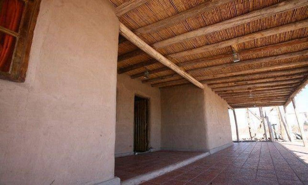 Ca�as y chilcas, en el secano de Lavalle, le dan forma a una caba�a para albergar a los turistas