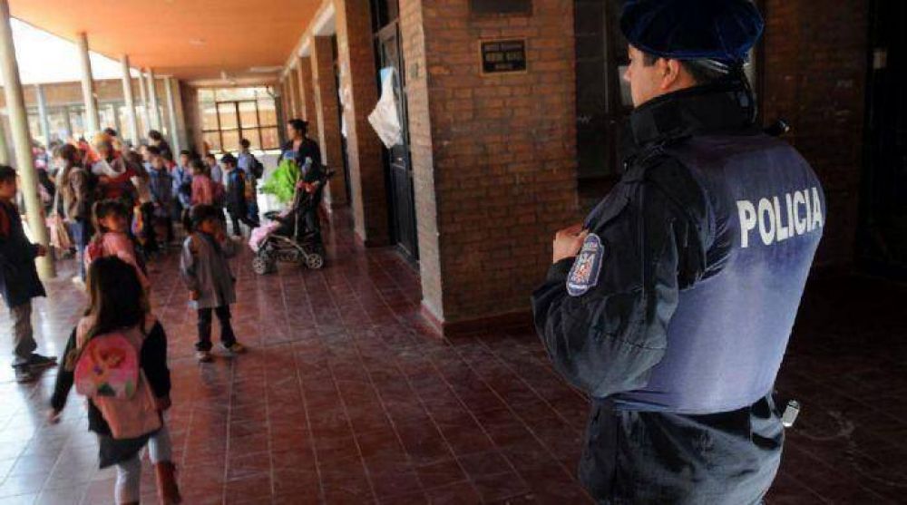 Chicos van a la escuela entre tiroteos y rumores de saqueos