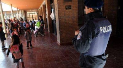 Chicos van a la escuela entre tiroteos y rumores de saqueos