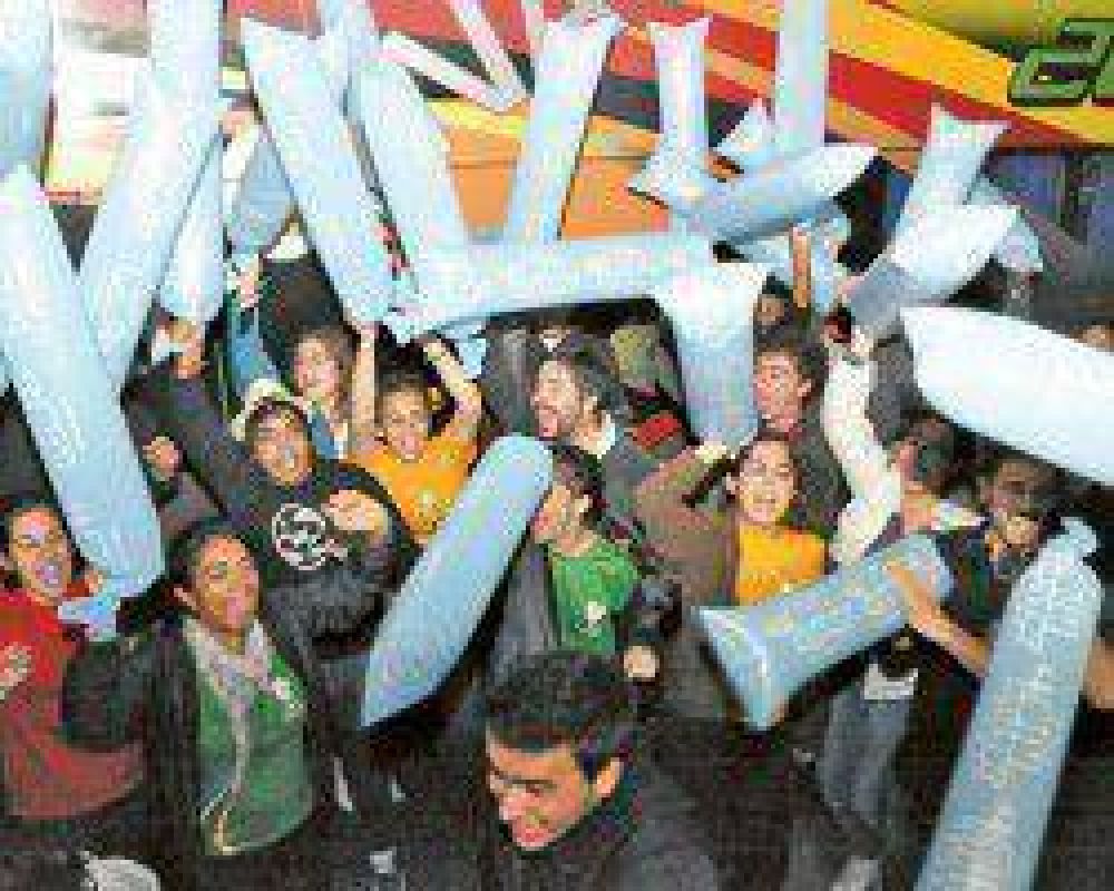 Los sanjuaninos llegaron de R�o llenando las calles de fervor