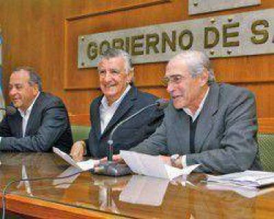 Gioja firm� con los intendentes el plan para pavimentar calles