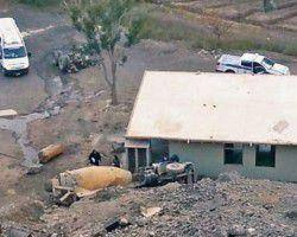 Cami�n con hormig�n cay� a un barranco de 70 metros y se salvaron sus ocupantes