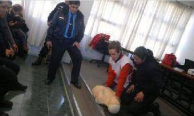  Polic�as reciben clases de RCP y asistencia en partos
