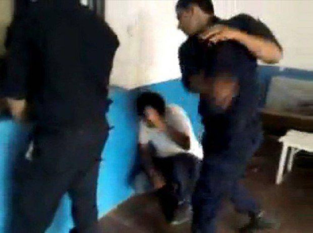 Piden la captura del polic�a que golpe� duramente a un joven