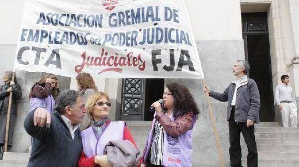 Judiciales profundizan las protestas y lanzaron un paro y movilizaci�n