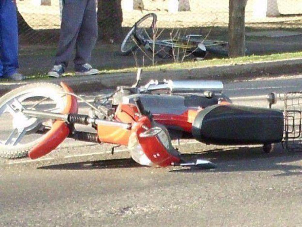 Motociclista choc� un auto y fue llevado al Hospital Sayago