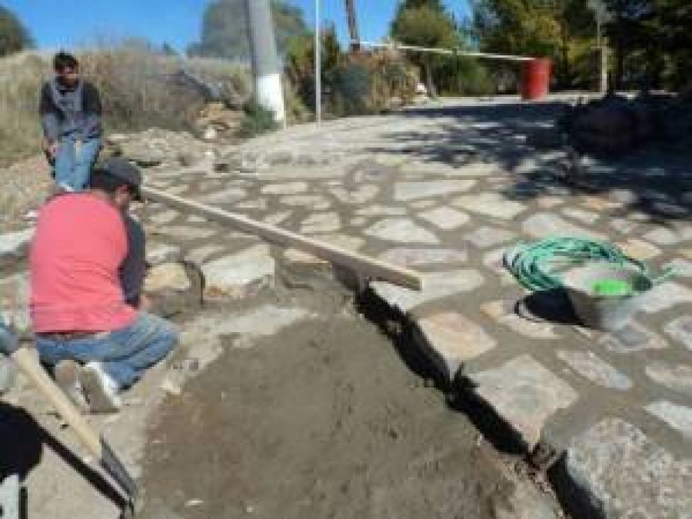 Avanza el empedrado de una calle tradicional de La Carolina