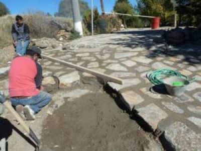 Avanza el empedrado de una calle tradicional de La Carolina