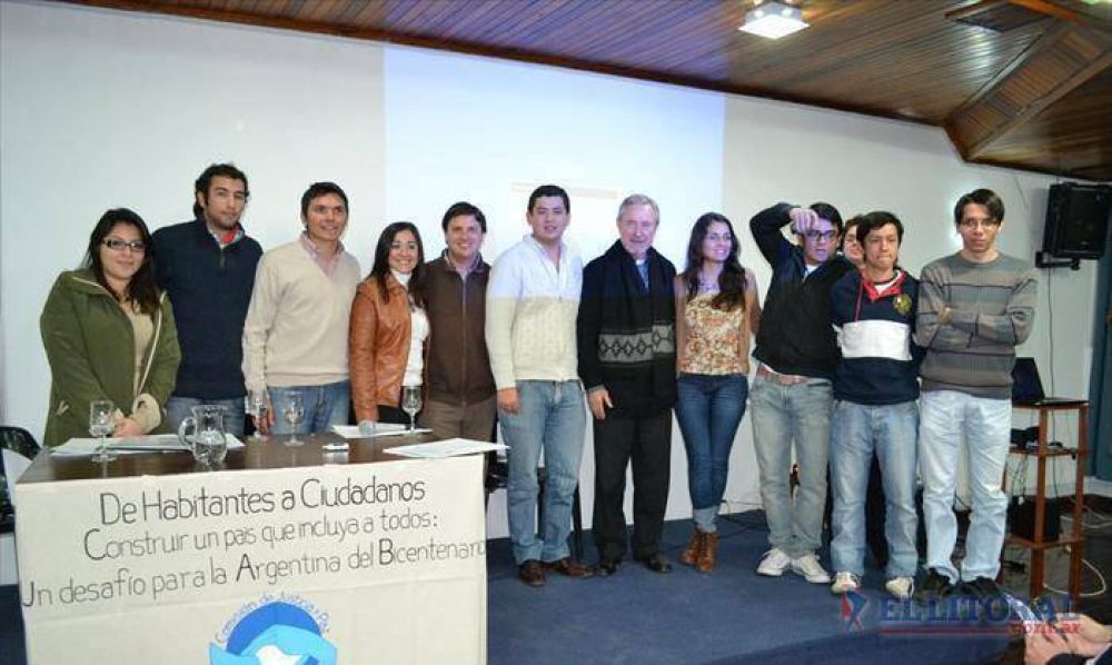 Con Stanovnik, pol�ticos analizaron mensaje del Papa y apuntaron medidas para j�venes