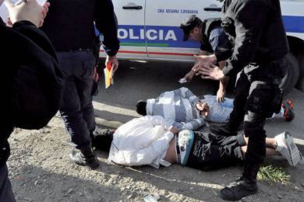 Roban en una vivienda y son detenidos muy cerca de all�