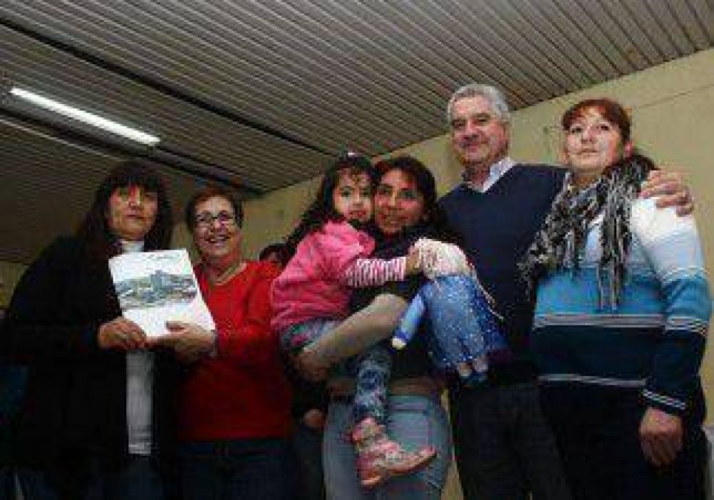 Entregaron t�tulos de propiedad en el Distrito Vecinal a 182 familias 
