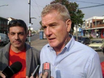 Francisco de Narv�ez visit� Berisso: �Si no los paramos ahora, se quedan diez a�os m�s�