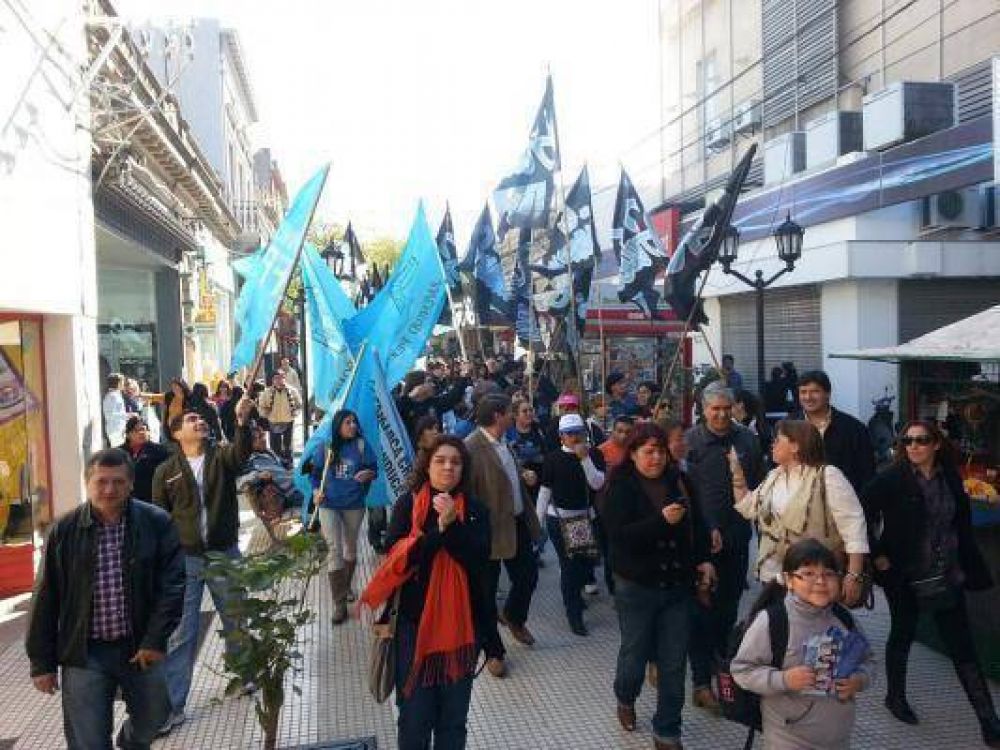 Multitudinaria caminata del FPV por Peatonal Rivadavia