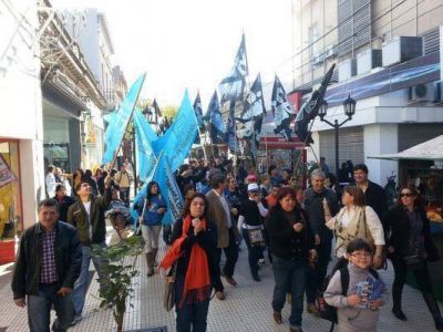 Multitudinaria caminata del FPV por Peatonal Rivadavia