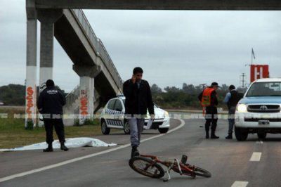 Ciclista muere al ser colisionado por un auto en la Nicol�s Avellaneda
