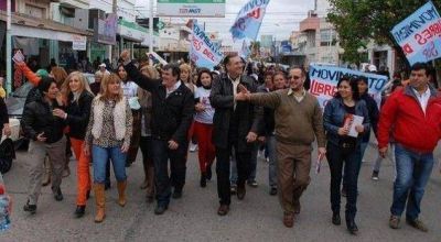 Con gran acompa�amiento, Ayala, Rozas y Peche caminaron S�enz Pe�a