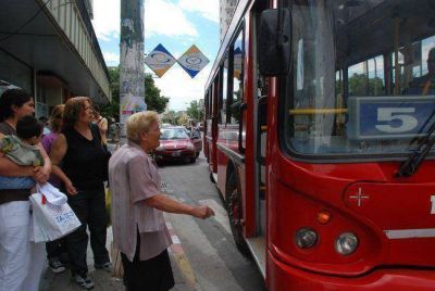 Seg�n el municipio, los usuarios "pagan lo que sea, pero que el colectivo llegue"