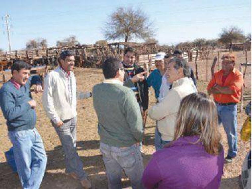 El Gobernador constat� asistencia en la zona rural de la Capital