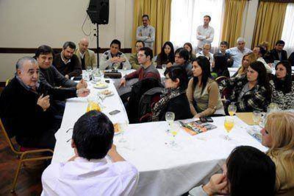 Cama�o: "Hay que abrirles las puertas a los j�venes"
