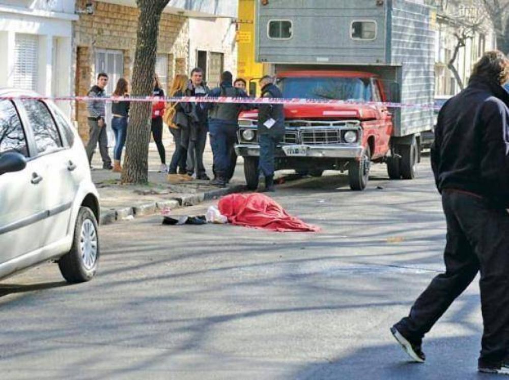 Mat� a una mujer con el auto a gran velocidad en barrio del Abasto y escap�