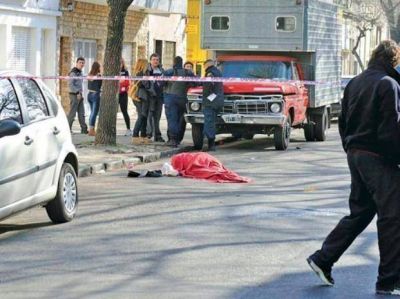 Mat� a una mujer con el auto a gran velocidad en barrio del Abasto y escap�
