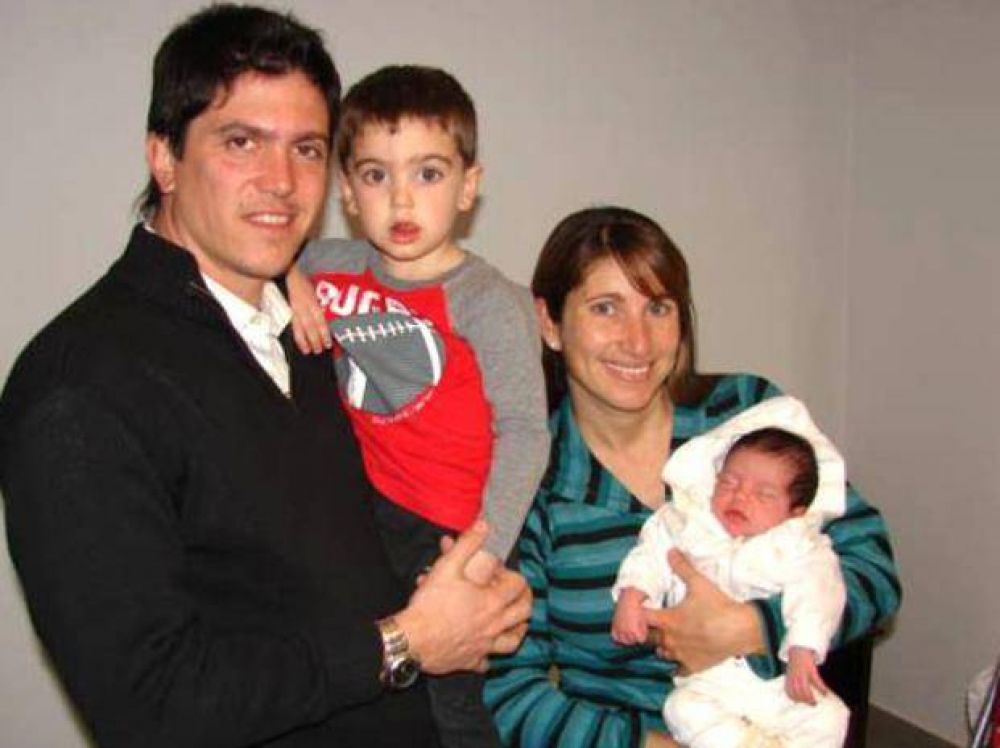 Dio a luz a su hija mientras viajaban por la autopista hacia Rosario
