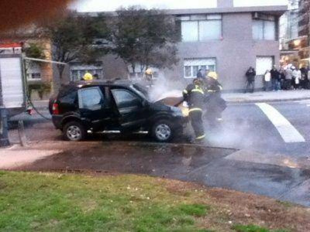 SE INCENDI� UNA CAMIONETA EN PLENO CENTRO DE MAR DEL PLATA