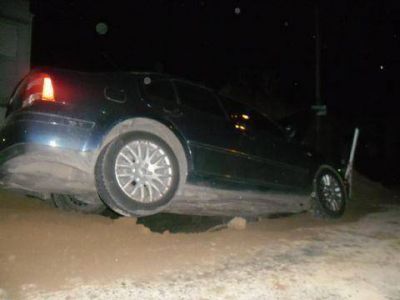 Auto cay� en zanja de obra de 161 y 9