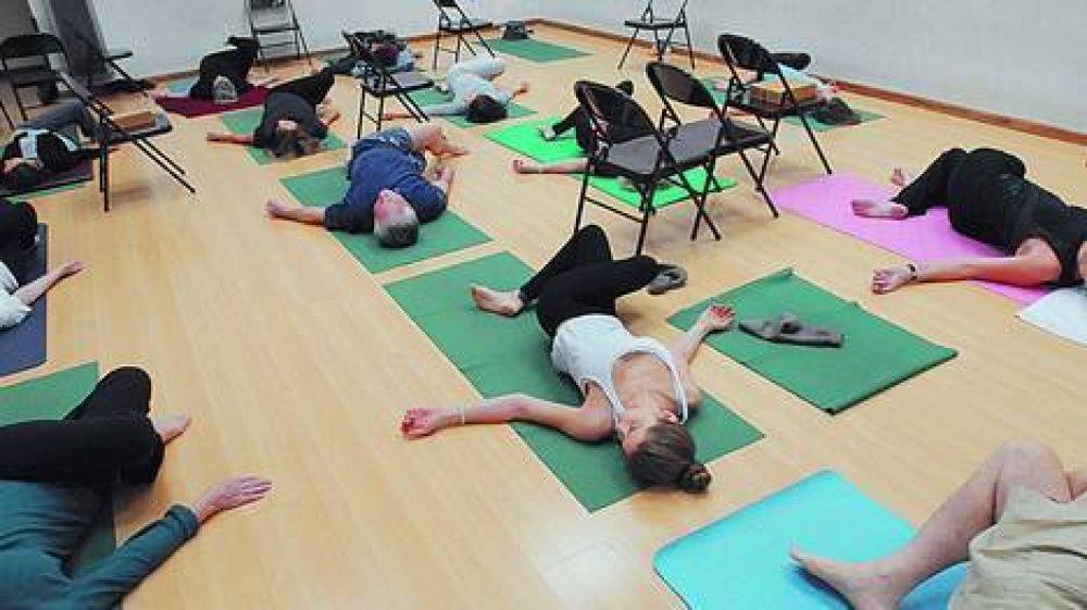 Para aliviar los males urbanos, el yoga crece en Buenos Aires