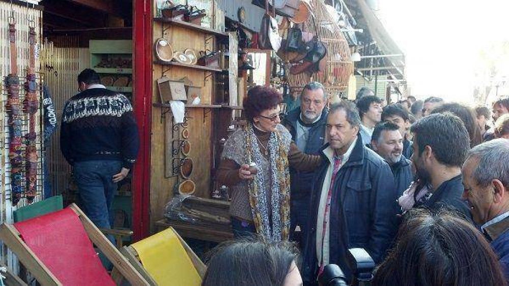 Scioli recorri� el Puerto de Frutos junto a candidatos del FPV de Tigre