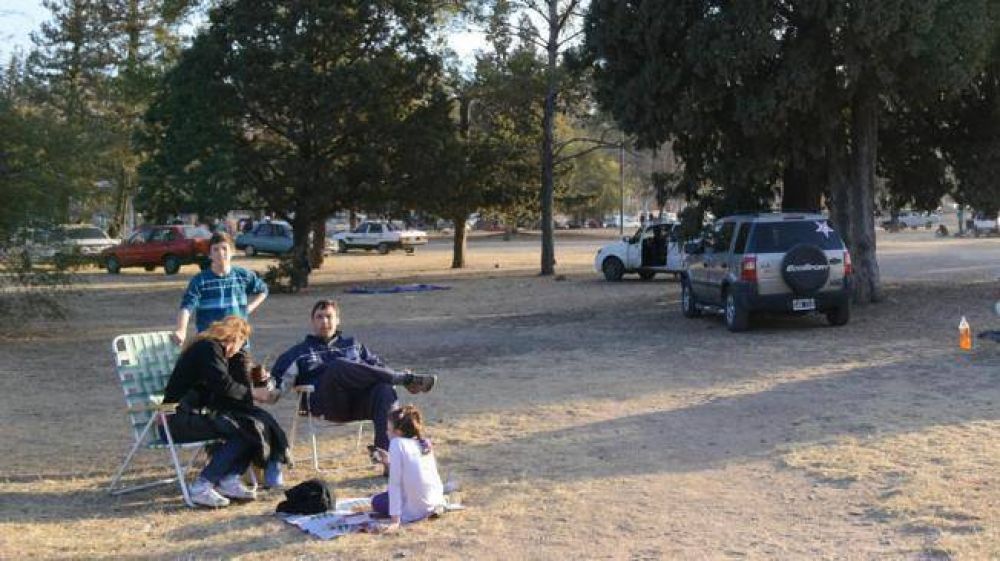Para no pagar $ 20, estacionan en el pasto