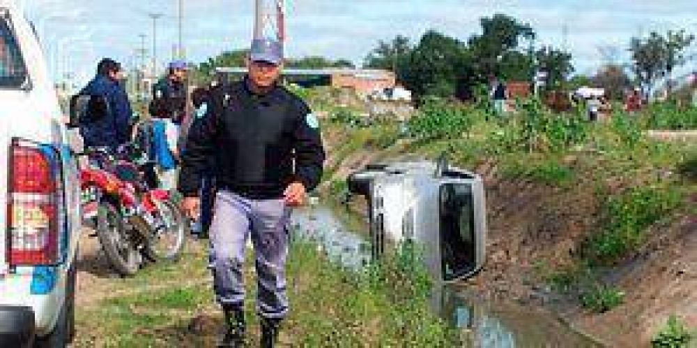 Vuelco sin consecuencias y extra�a actitud policial