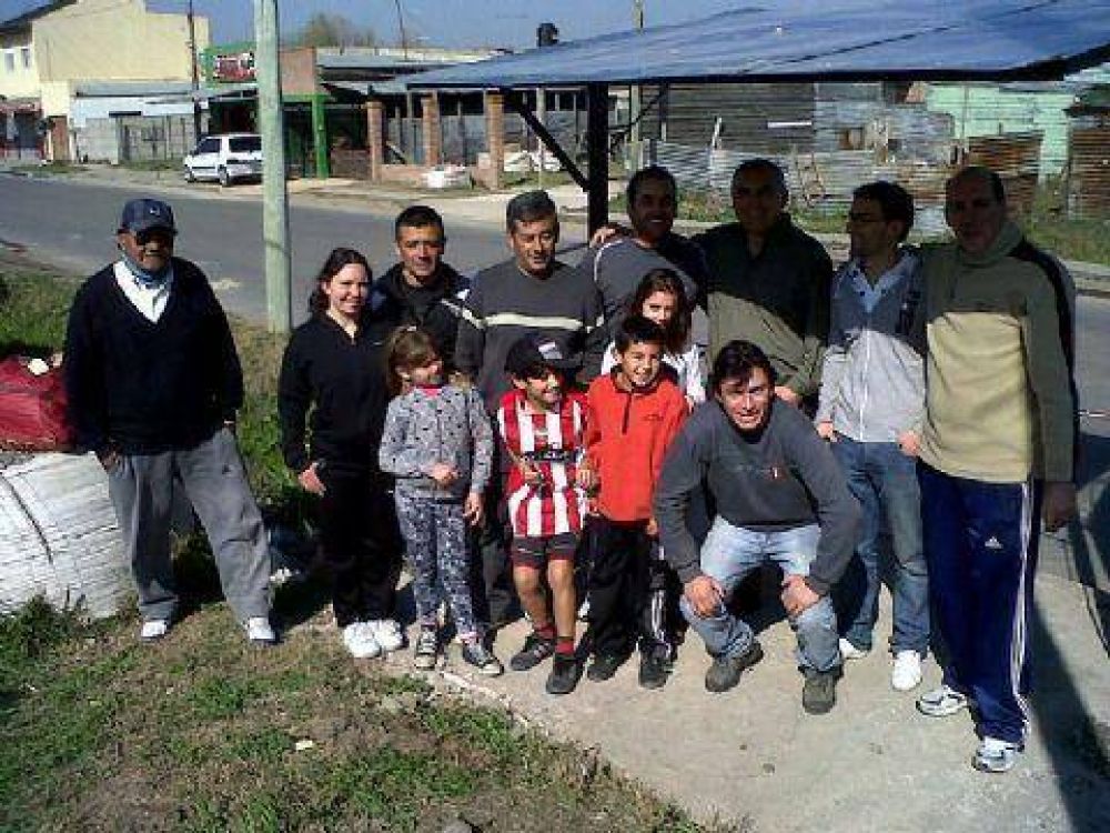 �Futuro� inaugur� una garita de colectivo en 19 y 162 donde antes �la gente esperaba en la calle�