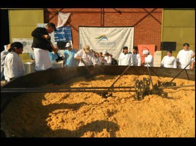 En Gualeguaych� prepararon el pollo al disco con arroz "m�s grande del mundo"