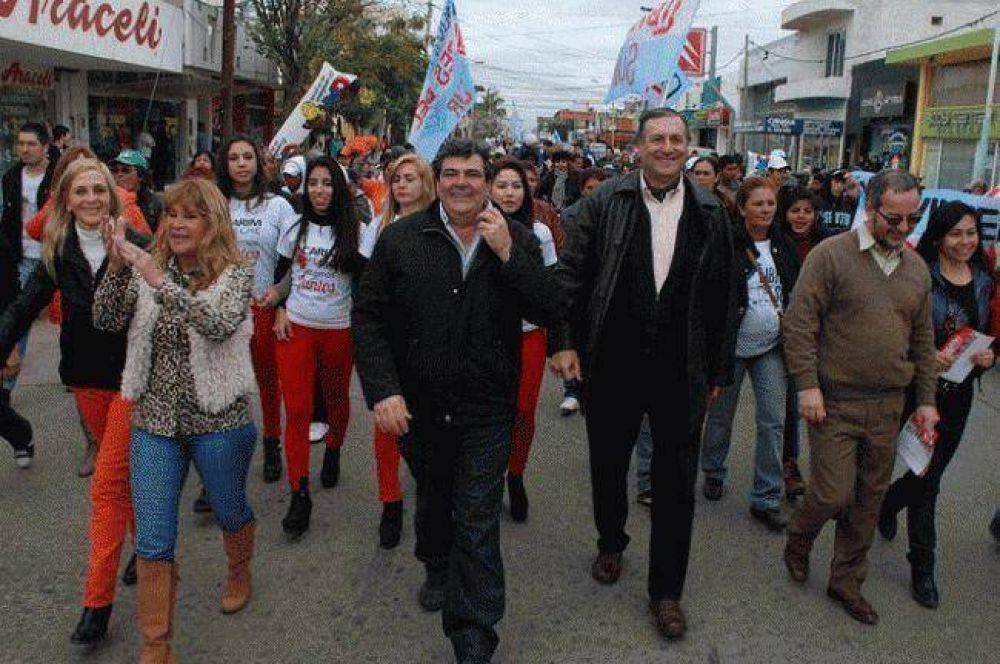 A�da, �ngel Rozas y Carim Peche de caminata por S�enz Pe�a