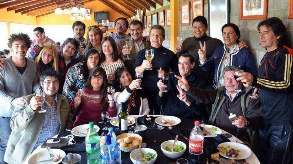 Urribarri premi� con asado a militantes y pidi� hacer campa�a en las redes	 