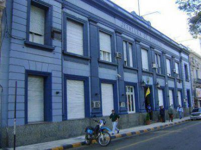 Una pareja con un beb� bale� a un remisero y le rob� dinero 