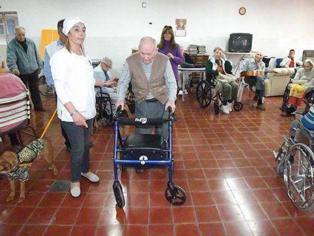 Donaron un andador 'Hugo' al Hogar Lauhirat 