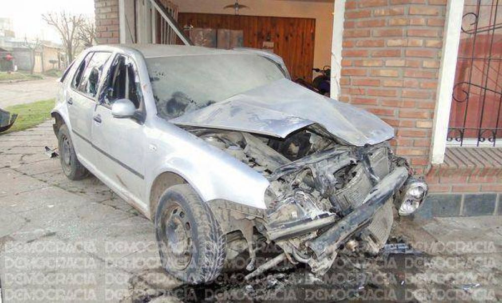 Otra tragedia en Jun�n: muere chico de 13 a�os al chocar un auto contra un garaje