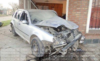 Otra tragedia en Jun�n: muere chico de 13 a�os al chocar un auto contra un garaje