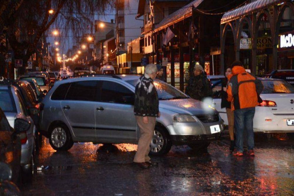 Violento accidente en pleno centro involucr� a dos autos estacionados