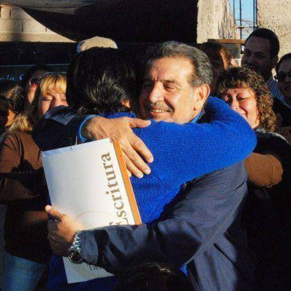 Beder entreg� 80 escrituras a vecinos de Nonogasta