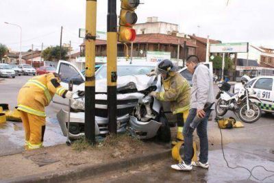 Anciano grave al ser atropellado por motociclistas que fugaron