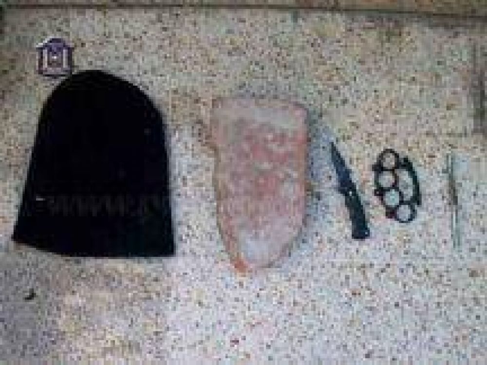 Detuvieron a dos "rompevidrieras" antes que ataquen un comercio