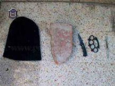Detuvieron a dos "rompevidrieras" antes que ataquen un comercio