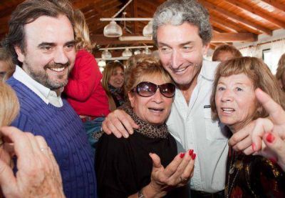 Giri y Pepe Scioli con 400 jubilados del club Punta Iglesia