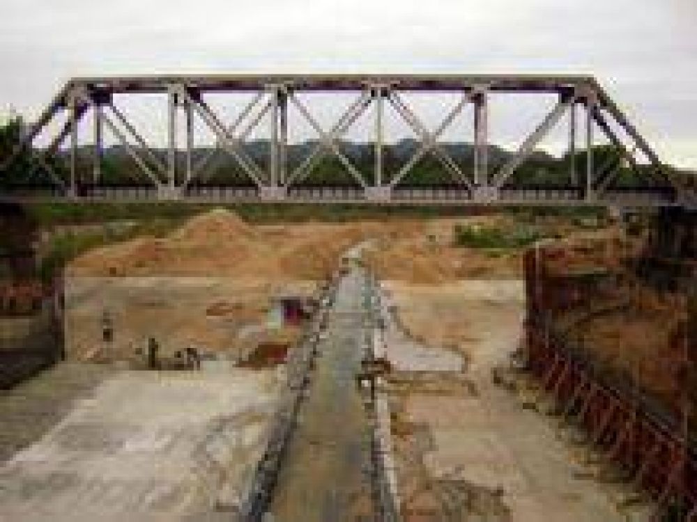 Salta : Dos polic�as arriesgaron sus vidas para sujetar a una mujer que se hab�a tirado de un puente